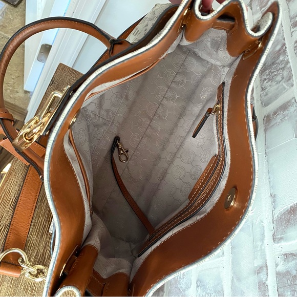 Michael Kors • Lock & Key • Hamilton Medium Leather Logo Satchel • Vanilla - Picture 10 of 14